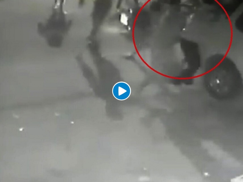 Video UP journalist shot front of daughters, family says attack | Video - ... अन् मुलीसमोरच पत्रकारावर झाडल्या गोळ्या, धक्कादायक घटना CCTV मध्ये कैद 
