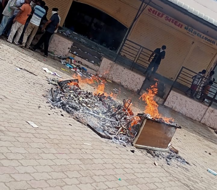 Assaulting to police and burnt material of private clinic in nandurbar | जमावाकडून पोलिसांना मारहाण, खाजगी दवाखान्याच्या साहित्याची जाळपोळ 