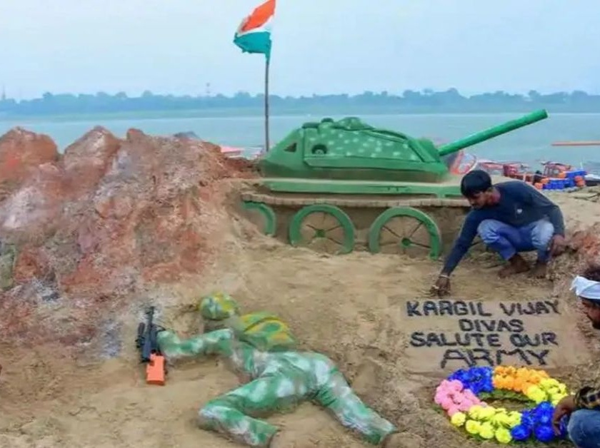 Kargil Vijay Diwas : Sand artists in prayagraj pay tribute to the soldiers pics goes viral | Kargil Vijay Diwas : कारगिलच्या रणभूमीवर लढलेल्या जवांनांसाठी वाळू शिल्पकारानं वाहिली कलात्मक श्रध्दांजली
