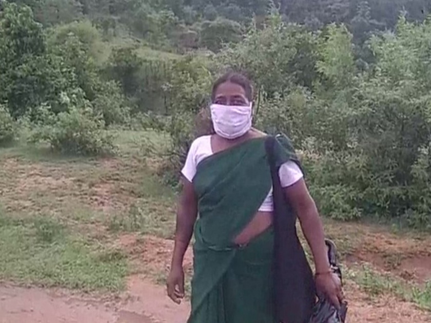 CoronaVirus Marathi News nurse who distributes free supplies people of village | CoronaVirus News : कडक सॅल्यूट! जंगलातून रस्ता पार करत 'ही' नर्स लोकांपर्यंत पोहचवते मोफत औषधं