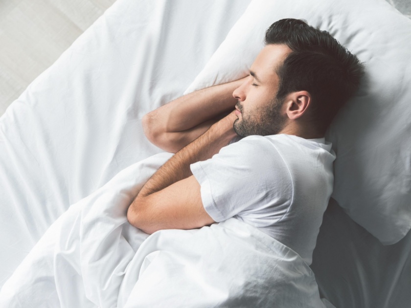 health why do some people not sleep without a blanket know what is the reason | .... 'या' कारणामुळे अनेकांना अंगावर पांघरूण घेतल्याशिवाय झोप येत नाही; जाणून घ्या फायदे