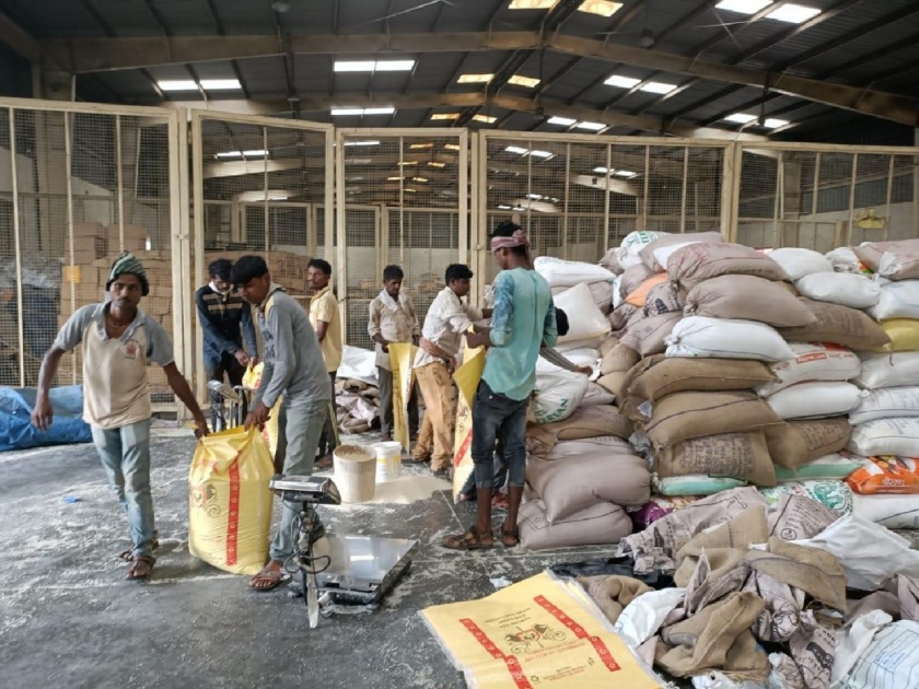 Police seized 110 tonnes of government ration rice, that for the poor | गोरगरिबांच्या धान्यावर डल्ला, ११० टन शासकिय रेशन तांदळाचा साठा पोलिसांनी केला जप्त