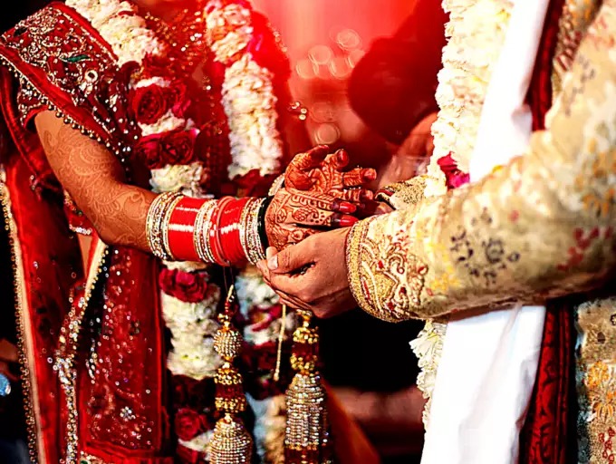 The police broke the law; The minor girl got married in the chowki | पोलिसांनीच कायदा मोडला; अल्पवयीन मुलीचा चौकीतच विवाह लावला