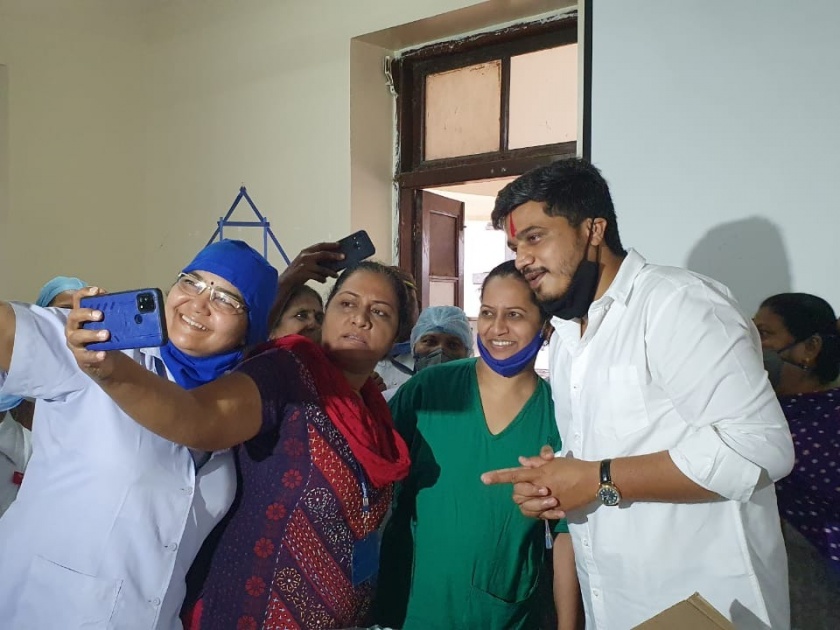 ncp rohit pawar special raksha bandhan celebration with nurse | Raksha Bandhan 2020: रोहित पवारांचं अनोखं रक्षाबंधन, कोरोना वॉरिअर्स बहिणींची घेतली खास भेट