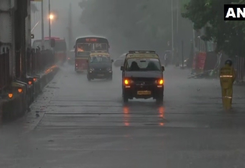 Mumbai Rain Updates Normal life disrupted in Mumbai as heavy rainfall | Mumbai Rain Updates : सलग दुसऱ्या दिवशी मुंबईत पावसाची जोरदार बॅटींग; रस्ते वाहतुकीला फटका