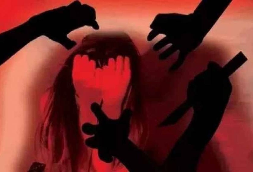 A widow was gang-raped by three man with a rod inserted in her private part in jharkhand | गुप्तांगात रॉड खुपसून नराधमांनी विधवा महिलेवर केला गँगरेप