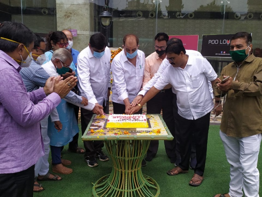 Celebrate the 71st founding day of Ulhasnagar by cutting a cake | उल्हासनगरचा ७१ वा स्थापना दिवसा केक कापून साजरा
