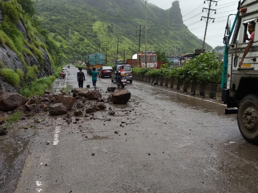A landslide on the Mumbra Bypass Highway and a mound of mud on the road | मुंब्रा बायपास महामार्गावर भूस्खलन होऊन दगडी मातीचा ढिग रस्तावर पडला