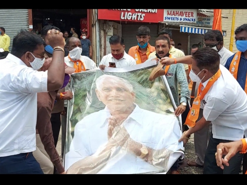 Shiv Sainiks angry in Ulhasnagar | उल्हासनगरात शिवसैनिकांचा संताप, कर्नाटकच्या मुख्यमंत्र्यांच्या प्रतिमेला जोडे मारो आंदोलन