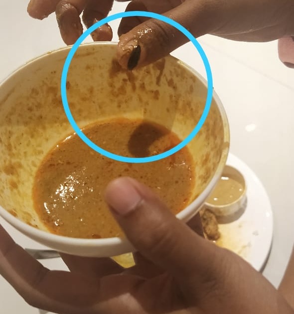 Oh my god The cockroach was found in the meal of a doctor giving service at Kovid Hospital | अरे बापरे! कोविड रुग्णालयात सेवा देणाऱ्या डॉक्टरांच्या जेवणात सापडलं झुरळ