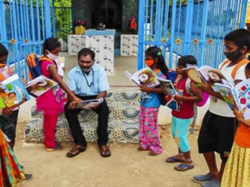 teacher travels100 km to distribute books to his students | सलाम! विद्यार्थ्यांसाठी शिक्षकाने केला तब्बल 100 किमीचा प्रवास, 13 गावांतील मुलांना दिली पुस्तकं