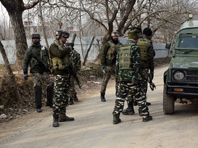 Terrorist attack on army patrolling team in Kashmir, soldier injured | काश्मीरमध्ये लष्कराच्या गस्तीपथकावर दहशतवादी हल्ला, जवान जखमी