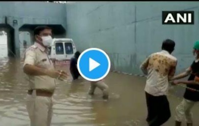 Gujarat ambulance that was stuck under waterlogged bridge near Rajkot's Gondal | Video - पावसाचे थैमान! ....अन् साचलेल्या पाण्यात अडकली रुग्णवाहिका