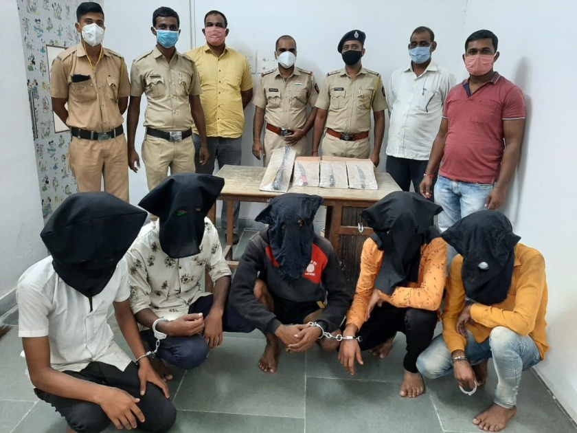 The accused was chased and caught by the police, Puneri gang attacked on youth in koparkhairne | पुणेरी टोळीचा कोपर खैरणेत हैदोस, पोलिसांनी पाठलाग करून पकडले आरोपी