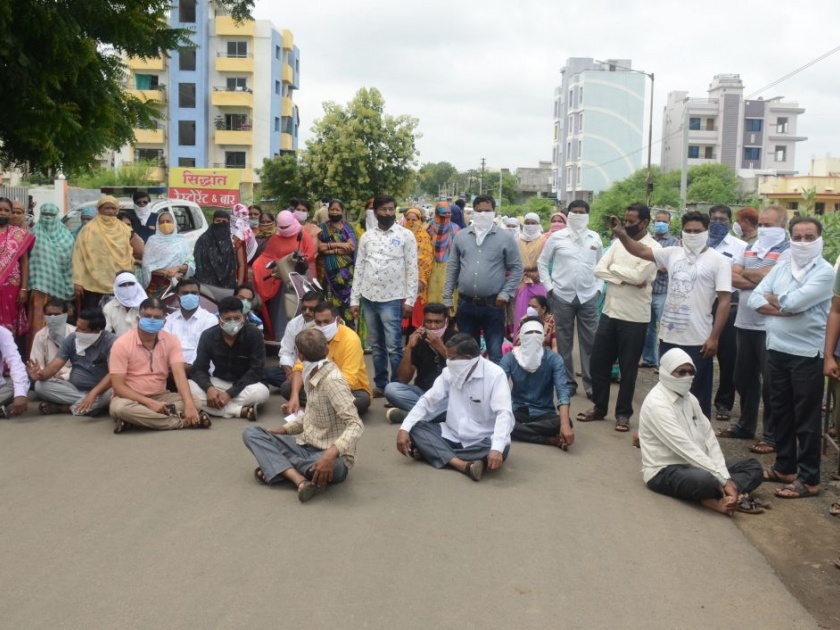Citizens protest against 'Kovid Center', traffic jam on Shegaon-Rahatgaon road | ‘कोविड सेंटर’ला विरोध, शेगाव-राहटगाव मार्गावर नागरिकांचा चक्काजाम