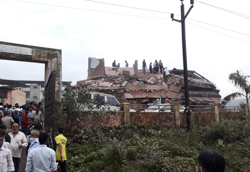 Big news! A five-storey building collapsed in Mahad taluka | Mahad Building Collapse: मोठी बातमी! महाड तालुक्यात पाच मजली इमारत कोसळली, अनेकजण अडकल्याची भीती