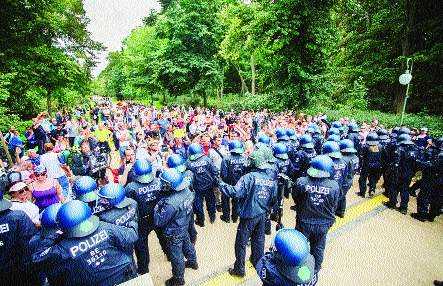 Police in riot gear stormed a rally on Friday, removing hundreds of protesters by truck | कोरोनाच्या निर्बंधांना विरोध करणाऱ्या आंदोलकांचा संसदेत घुसण्याचा प्रयत्न, जर्मनीत पोलिसांवर दगडफेक