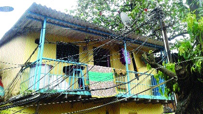 Hanging sword of hanging wires, problem in five villages in Ghansoli area | लोंबकळणाऱ्या तारांची टांगती तलवार, घणसोली परिसरातील पाच गावांत समस्या