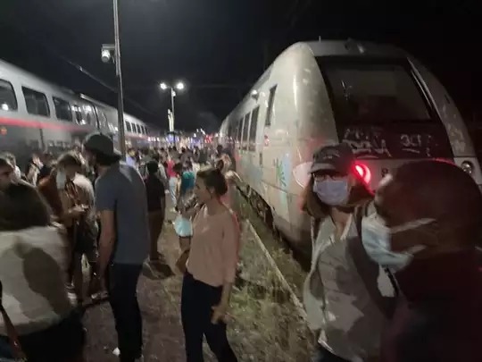 thousands passengers trapped french high speed trains after electrical trouble | बापरे! अचानक गेली वीज, तब्बल 20 तास ट्रेनमध्ये अडकले हजारो प्रवासी
