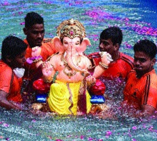 Ganesha Visarjan : Simple farewell to Lord Ganesha, Mumbaikars prefer artificial lakes | गणेश विसर्जन : श्री गणेशाला साधेपणाने निरोप, मुंबईकरांनी दिले कृत्रिम तलावांना प्राधान्य