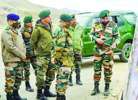 India China FaceOff: Indian Army ready to face any challenge, Army Chief Manoj Narwane | India China FaceOff: कोणत्याही आव्हानांचा मुकाबला करण्यासाठी भारतीय लष्कर सज्ज, लष्करप्रमुख मनोज नरवणे