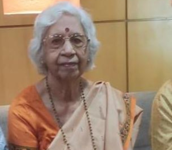 daughter of Acharya Atre & Marathi writer Meena Deshpande passed away | प्रख्यात मराठी लेखिका आणि आचार्य अत्रे यांच्या कन्या मीना देशपांडे कालवश