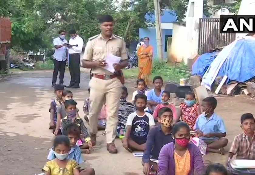 bengaluru sub inspector teaches children of migrant workers | कडक सॅल्यूट! 'मजुरांच्या मुलांवर मजुरीची वेळ येऊ नये म्हणून...', शिक्षणासाठी पोलिसाचा पुढाकार