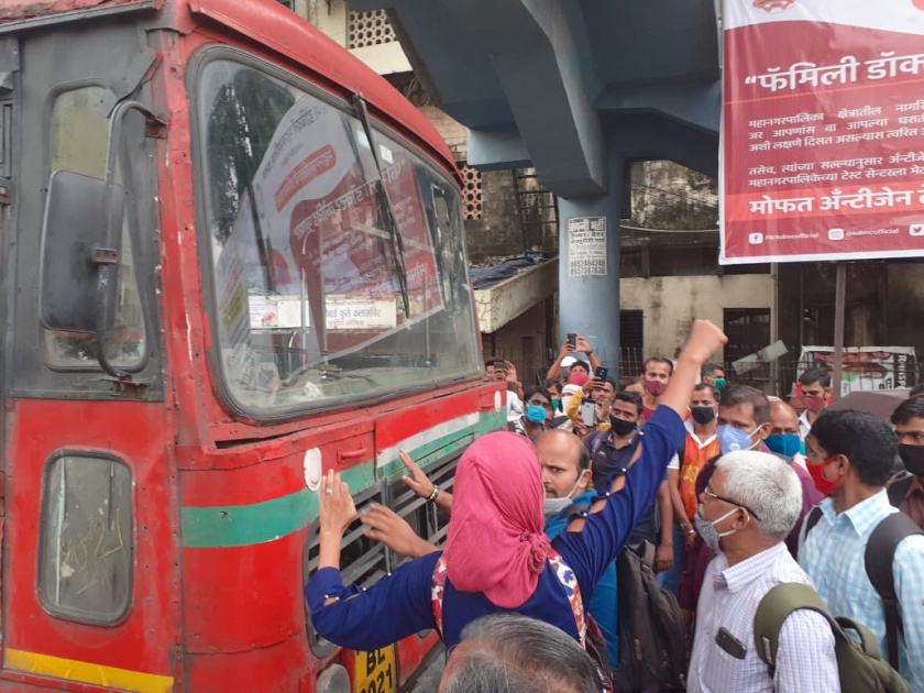 Outburst of passengers in queue at Dombivali, ST bus stopped | डोंबिवलीत रांगेतील प्रवाशांचा उद्रेक, एसटी बस रोखली