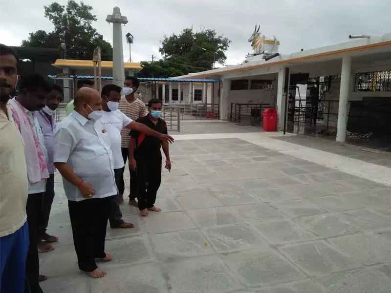 Shocking! Thieves broke into the temple and killed three priests | धक्कादायक! मंदिरात चोरट्यांनी घुसून तीन पुजाऱ्यांची केली निर्घृण हत्या 