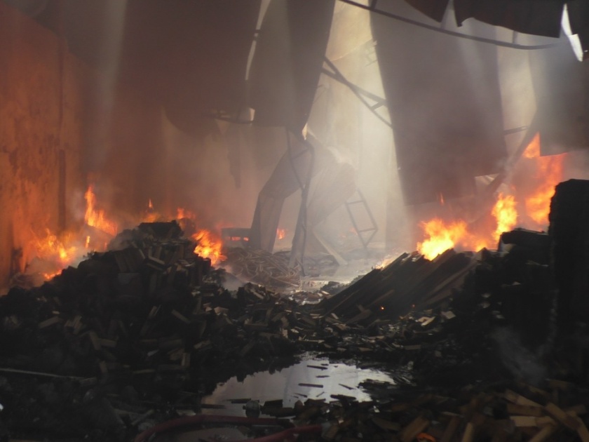 Bhiwandi warehouse fire; Burn five warehouses | भिवंडीत गोदामांना भीषण आग; पाच गोदाम जाळून खाक 