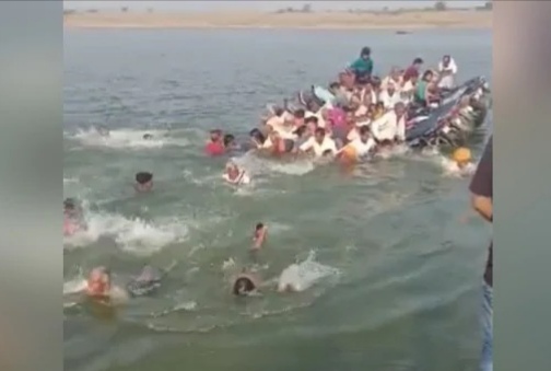 Video boat sank in the chambal river gotha villag of bundi district | Video - ...अन् एका क्षणात होत्याचं नव्हतं झालं! प्रवासी असलेली बोट उलटली; 7 जणांचा मृत्यू, 14 बेपत्ता