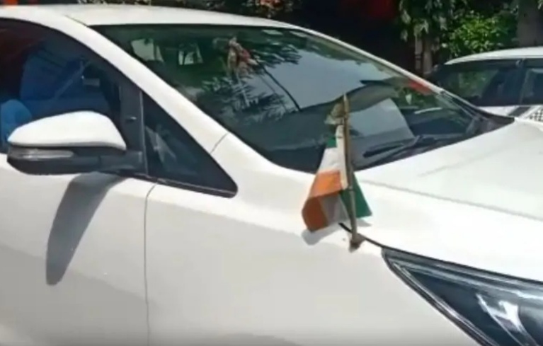 bhopal culture minister usha thakur apologizes for inverted national flag tiranga | भाजपा मंत्र्यांनी सरकारी गाडीवर लावला उलटा 'तिरंगा' अन्...