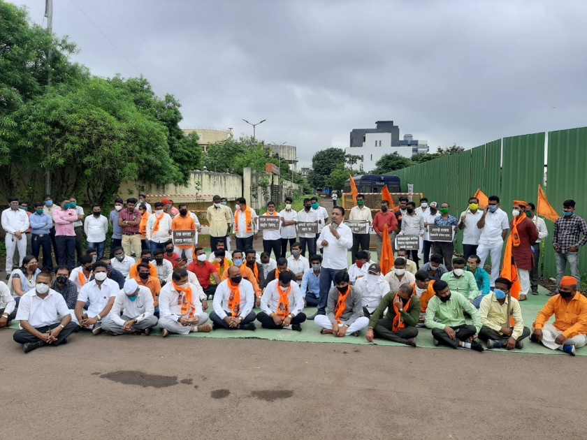 Maratha Reservation : Maratha Kranti Morcha's sit-in agitation in front of Chhagan Bhujbal's house in Nashik | मराठा क्रांती मोर्चाचे नाशिकला छगन भुजबळ यांच्या घरासमोर ठिय्या आंदोलन