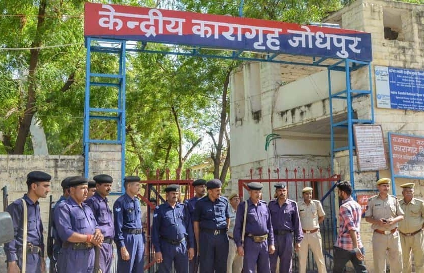 Rajasthan prisoner complains of pain, X-ray reveals 4 mobile phones in rectum | धक्कादायक! कैद्याच्या शरीरात सापडले 4 फोन, प्रशासनात खळबळ