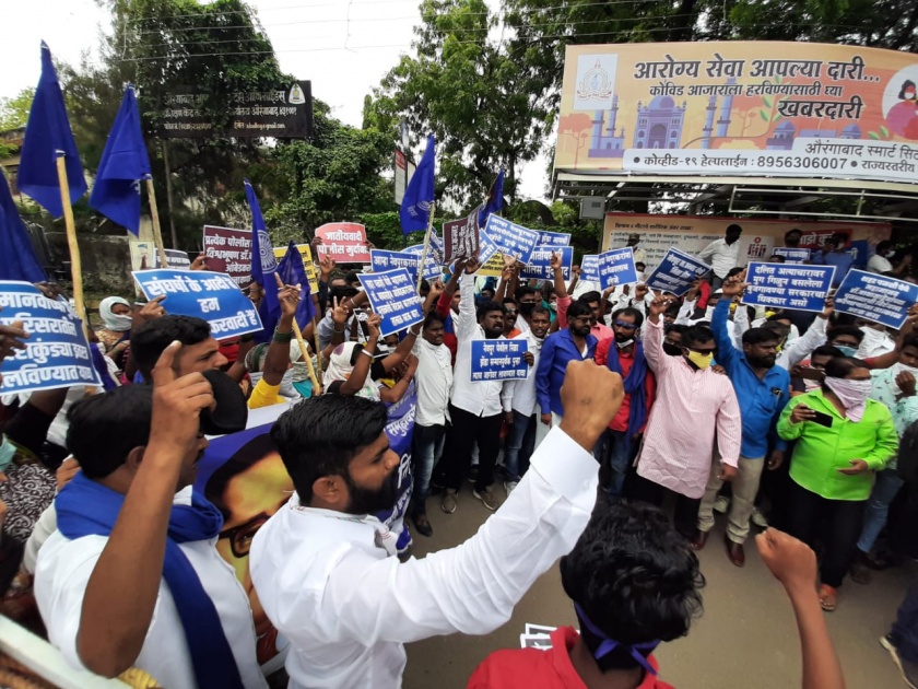 Protests against the atrocities on Ambedkar's followers | आंबेडकरी अनुयायांवरील अत्याचाराविरोधात निदर्शने
