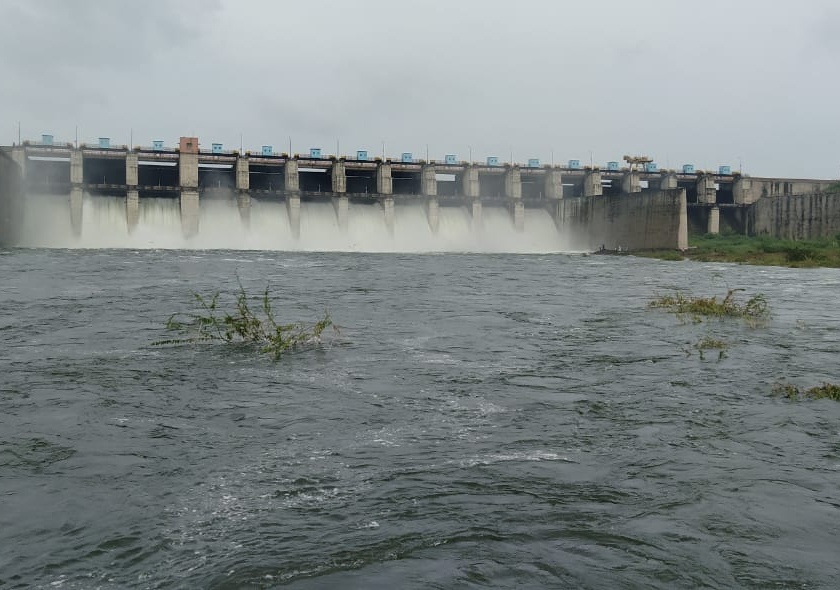 11 gates of Majalgaon dam opened by one meter | माजलगाव धरणाचे ११ दरवाजे एक मीटरने उघडले
