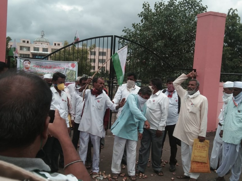 Farmers agitation against onion export ban | कांदा निर्यातबंदीच्या विरोधासाठी शेतकऱ्यांचे राख-रांगोळी आंदोलन