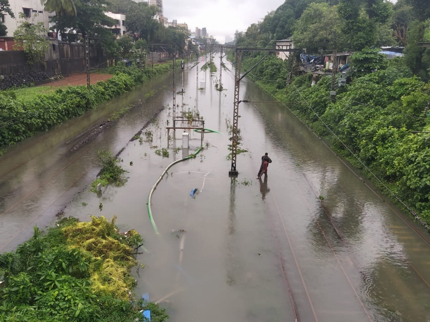 Heavy rains in Mumbai, suburbs, Central Railway traffic jams, stagnant water in many areas | मुंबईसह उपनगरांत मुसळधार पाऊस, मध्य रेल्वेची वाहतूक ठप्प, अनेक भागांत साचले पाणी