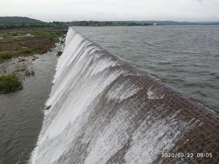 dam in parali is overflowed | धरण "ओव्हरफ्लो" झाल्याने परळीकर आनंदले