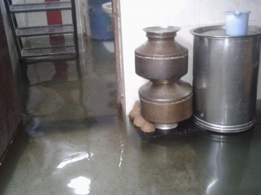 Mumbai Rains: Water seeps into houses of citizens in Motilal Nagar, Goregaon! | Mumbai Rains : गोरेगावच्या मोतीलाल नगरमधील नागरिकांच्या घरात शिरले पाणी!
