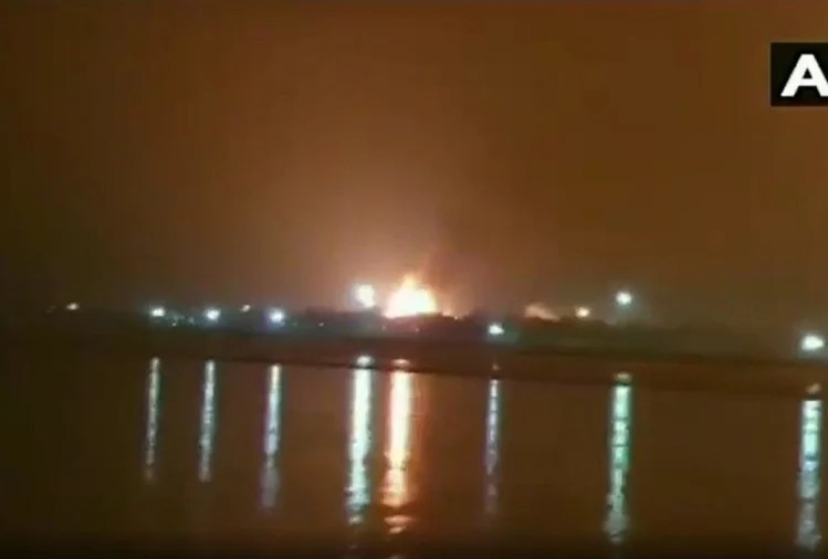 A fire breaks out at an Oil and Natural Gas Corporationplant in Surat | सूरतमधील ओएनजीसीच्या प्लँटमध्ये मोठी आग, स्फोटाचेही आले आवाज