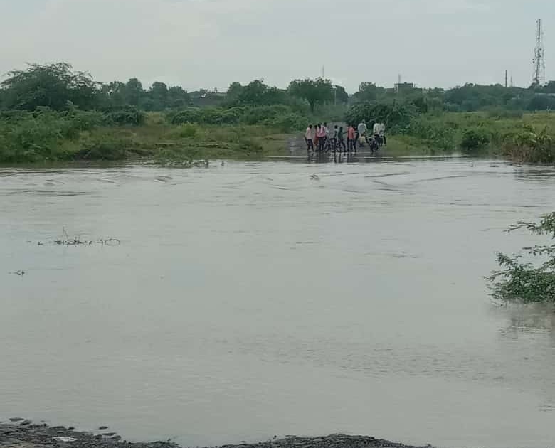 Landi river floods, 8 villages cut off | लेन्डी नदीला पूर, ८ गावांचा संपर्क तुटला