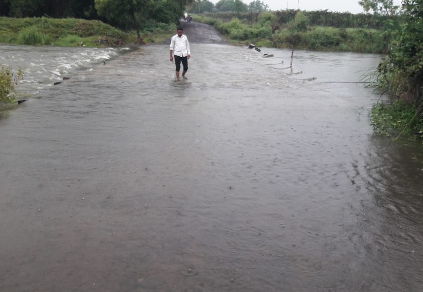 heavy rain in tuljapur sangvi osmanabad | मुसळधार पावसामुळे सांगवी, पांगरधरवाडीचा संपर्क पुन्हा तुटला