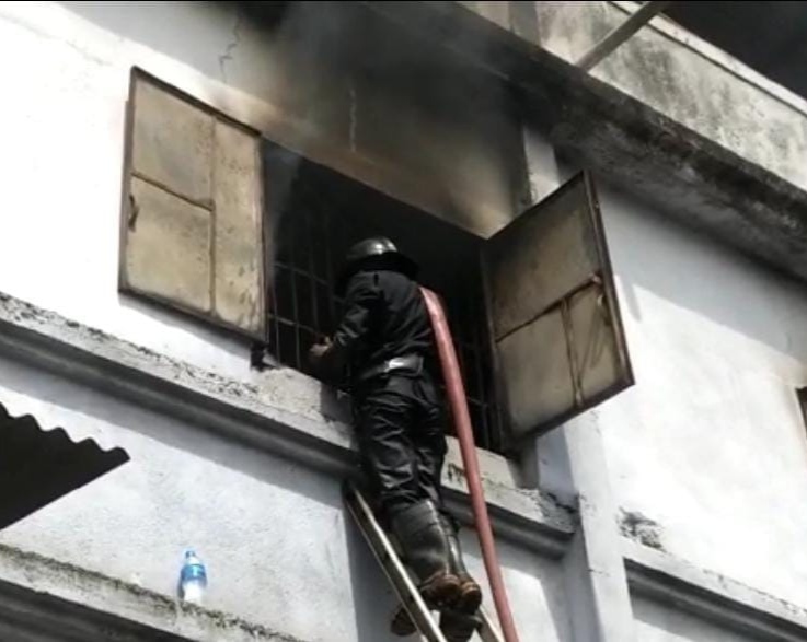 Bhiwandi Dyeing Company catches fire; Burn the stored cloth | भिवंडीत डाइंग कंपनीला भीषण आग; साठवून ठेवलेले कापड जाळून खाक 