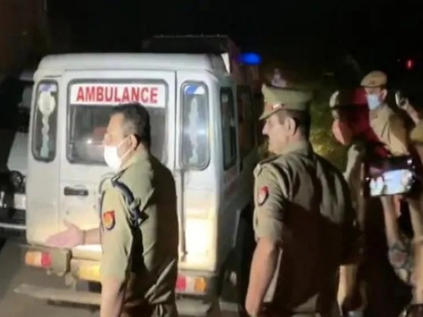 Hathras Gangrape : The victim was forcibly cremated by the police at midnight, demanding explanation by the Women's Commission | Hathras Gangrape : पीडितेवर पोलिसांनी जबरदस्तीने केले मध्यरात्री अंत्यसंस्कार, महिला आयोगाने मागितले स्पष्टीकरण