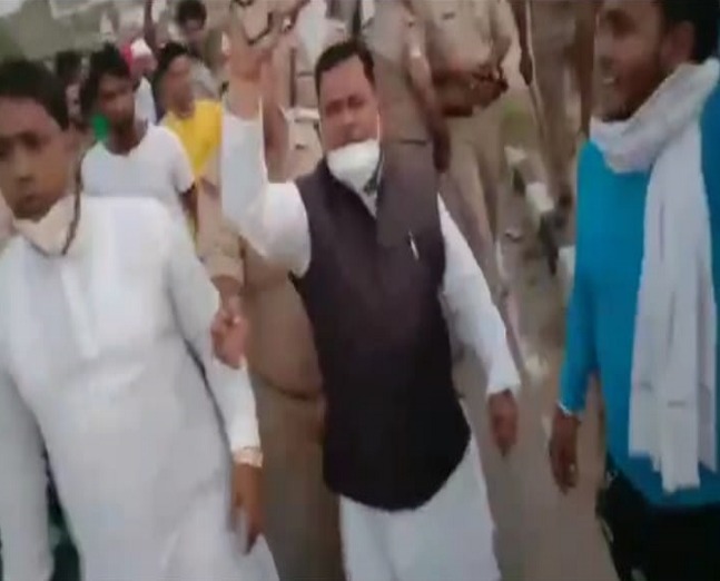 Hathras Gangrape: Demonstration in Aligarh against arrest of Congress leader Shyaraj Jeevan | Hathras Gangrape : काँग्रेस नेते श्योराज जीवन यांच्या अटकेविरोधात अलिगढमध्ये रास्तारोको, निदर्शनं 