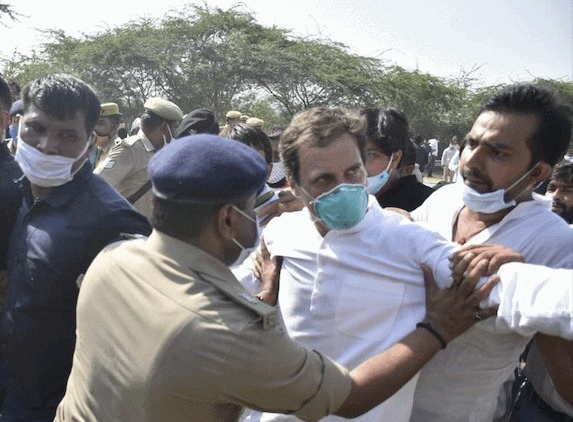 Congress leader Rahul Gandhi arrested by UP police while on his way to Hathras | राहुल गांधींना उत्तर प्रदेशमध्ये अटक; पोलिसांनी धक्काबुक्की केल्याचा आरोप 