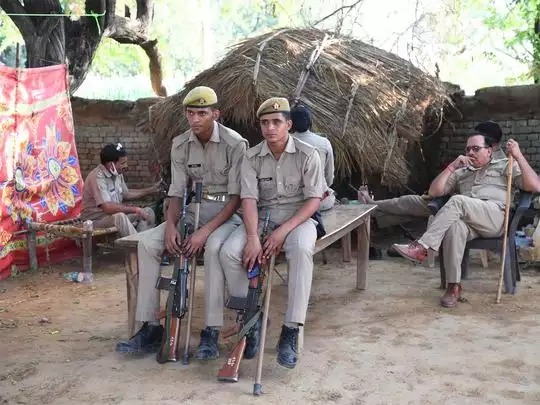 Hathras Gangrape: The victim's family left for Lucknow for hearing under tight security | Hathras Gangrape : कडक बंदोबस्तात पीडितेचे कुटुंबीय सुनावणीसाठी लखनऊ झाले रवाना
