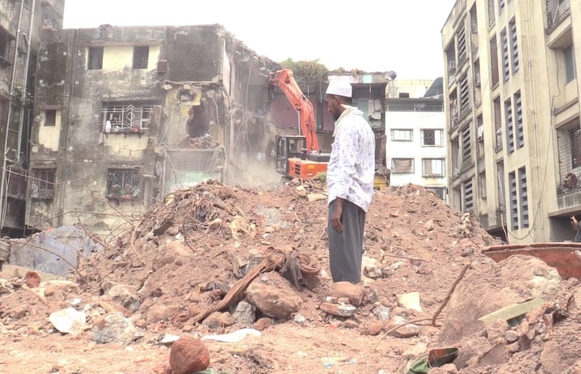 Bhiwandi building Collapse; Even after thirteen days, father is still searching for the two and a half year old Child | भिवंडी इमारत दुर्घटना ; तब्बल तेरा दिवस उलटूनही अडीच वर्षांच्या चिमुरड्याच्या शोधात बापाची वणवण  ​​​​​​​