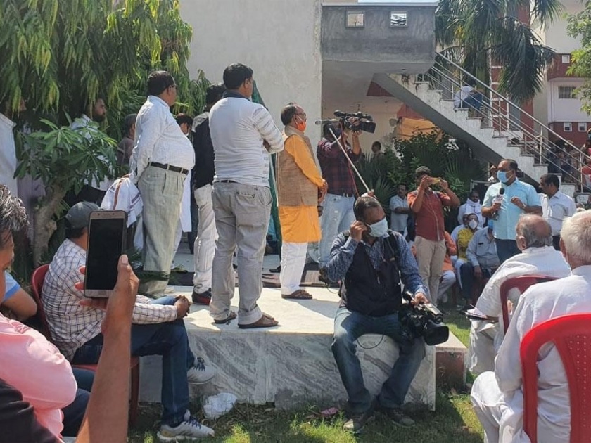 Hathras Gangrape: Now a panchayat organized by a former BJP MLA, allegations against the victim's family | Hathras Gangrape : आता भाजपाच्या माजी आमदाराने आयोजित केली पंचायत, पीडित कुटंबावरच केले आरोप
